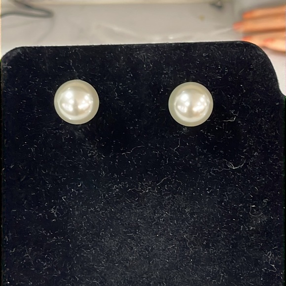 Elegant Pearl Stud Earrings - Picture 2 of 2
